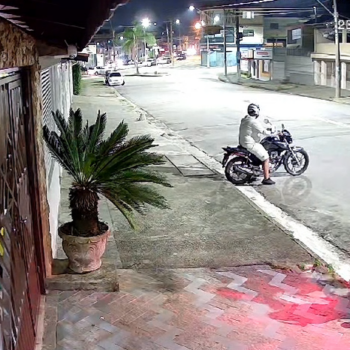 Vídeo flagra dupla furtando moto em Santo André