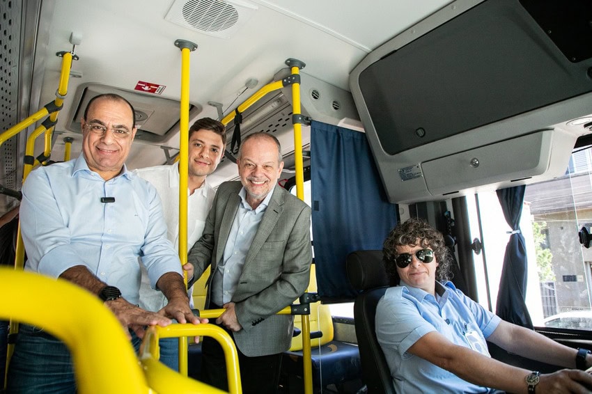 ônibus elétrico - motorista mulher 