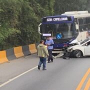 Jovem se envolve em acidente na Caminho do Mar e PM acha pó branco no carro