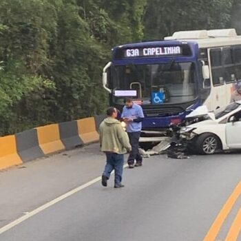 Jovem se envolve em acidente na Caminho do Mar e PM acha pó branco no carro