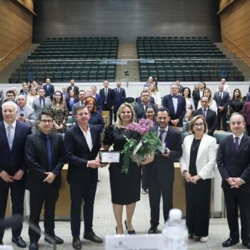 APAS recebe colar de honra ao mérito em solene presidida por Carla Morando