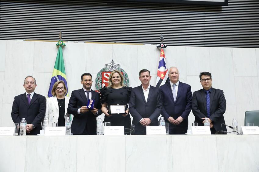 Colar de Honra ao Mérito Legislativo é a mais alta honraria concedida pelo Parlamento paulista,  homenagem é conferida a pessoas ou instituições que tenham contribuído para o desenvolvimento social, cultural e econômico do Estado