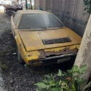 Ferrari em Sto.André vai a leilão por mil reais após 18 anos abandonada