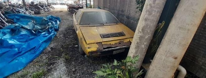 ferrari abandonada