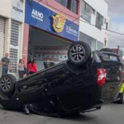 Vídeo mostra veículo capotado em São Caetano