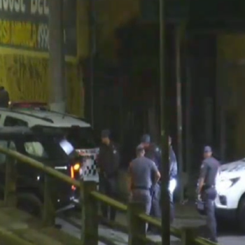 Vídeo: Carro de luxo roubado bate em viaduto durante cerco policial em Sto.André