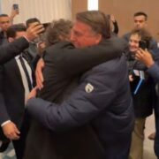 Milei é recebido no Brasil com abraço de Jair Bolsonaro com abraço