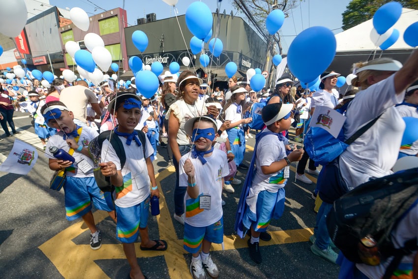 alunos no desfile 