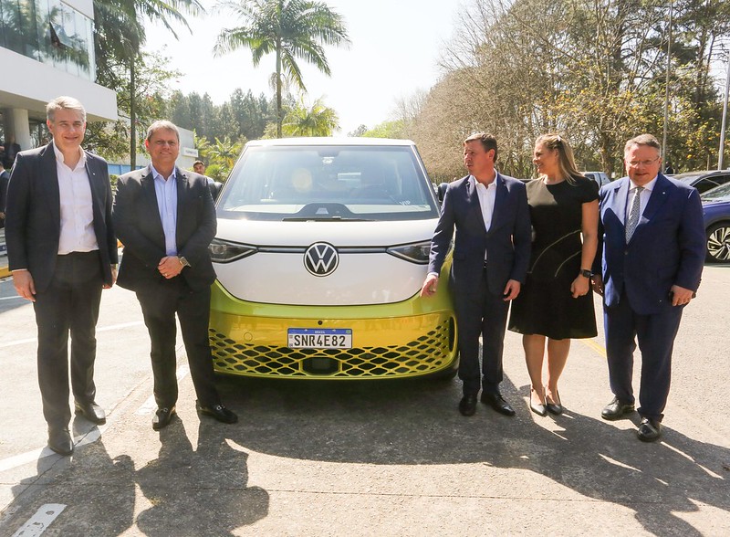 Tarcísio na Volks ao lado de Orlando e Carla Morando