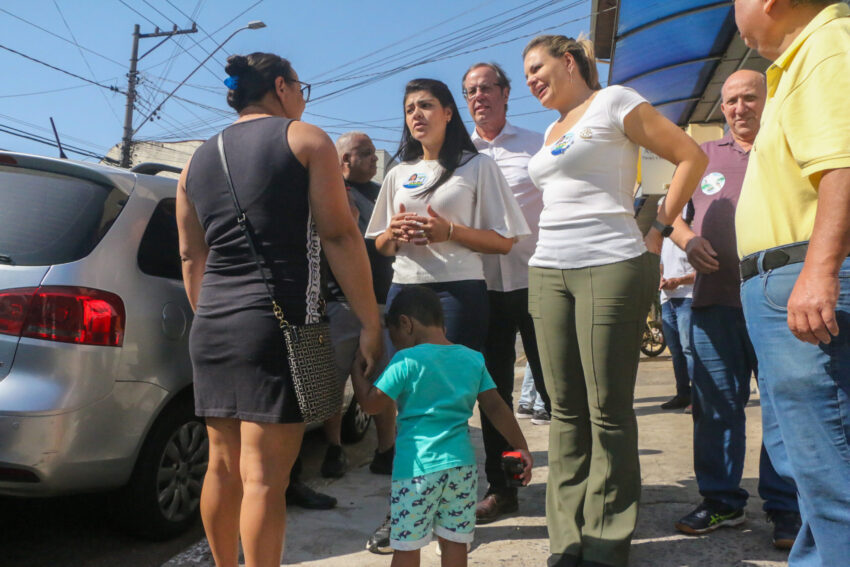 Flávia Morando faz caminhada no Baeta e reforça compromisso com a inovação e tecnologia