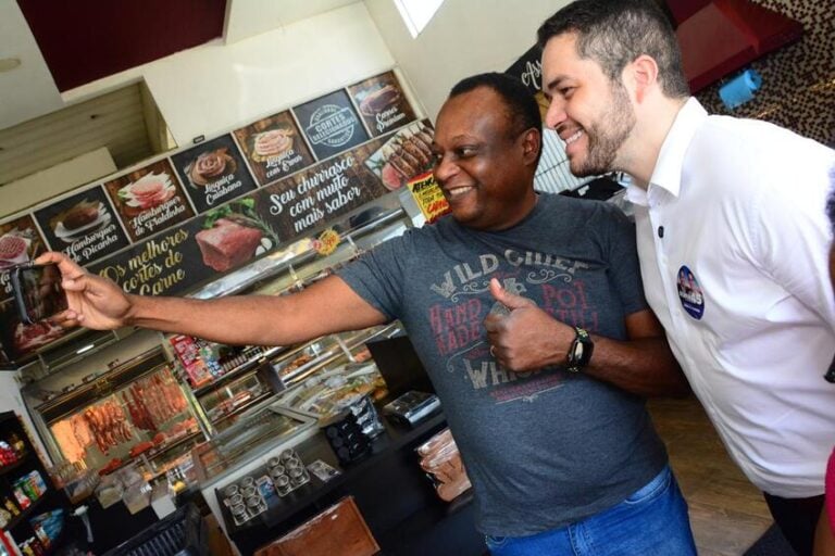 Gilvan recebe apoio da população em caminhada na Avenida Oratório