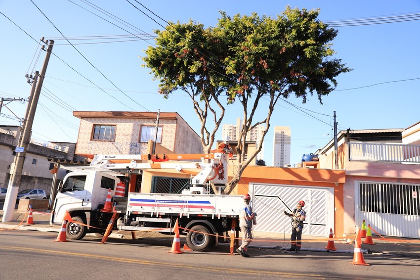 Enel São Paulo triplica podas para reduzir impacto no fornecimento de energia