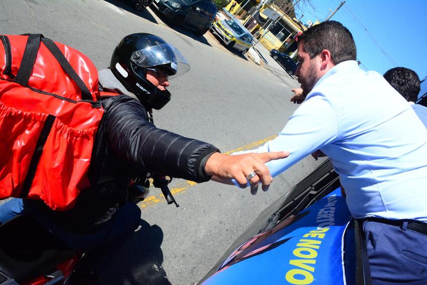 Gilvan roda a cidade em caminhão de som e grava para programa de televisão