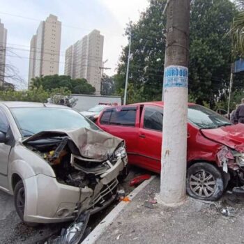 Após roubo e sequestro-relâmpago, criminosos colidem carro e são presos em Diadema