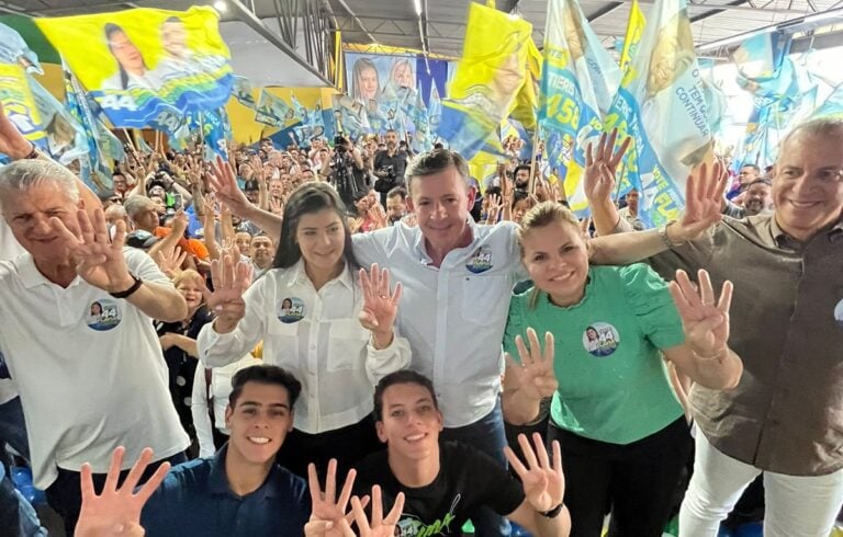 prefeito Orlando Morando, deputada Carla Morando e apoiadores de pessoas estiveram na ação