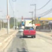 Motoristas reclamam de asfalto danificado na Avenida Piraporinha em Diadema