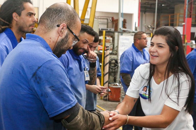 Flávia Morando reafirma compromisso com a desburocratização após visitas a empresas locais