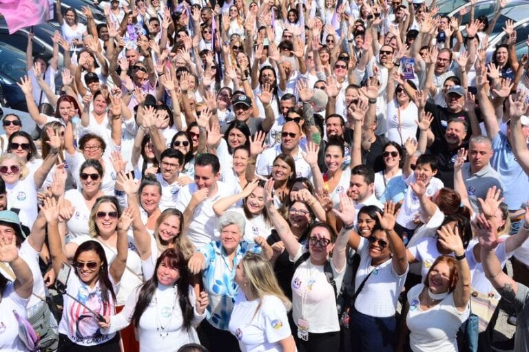Gilvan mostra força e leva mais de 1.000 mulheres para caminhada na Oliveira Lima