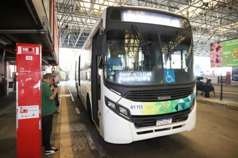 ônibus em terminal de Santo André