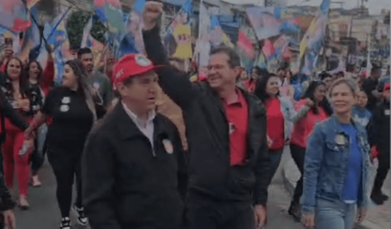 Luiz Fernando encerra campanha de rua com caminhada na Vila São Pedro