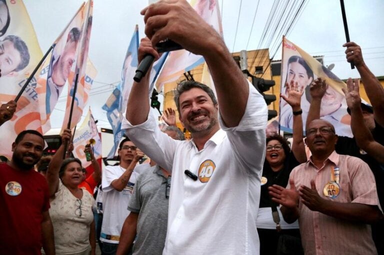 Eduardo Leite intensifica campanha e reúne dezenas de apoiadores na Vila Luzita