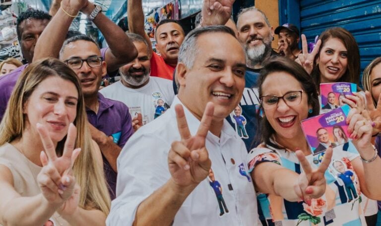 Marcelo Lima faz caminhada na Lauro Gomes com Renata Abreu