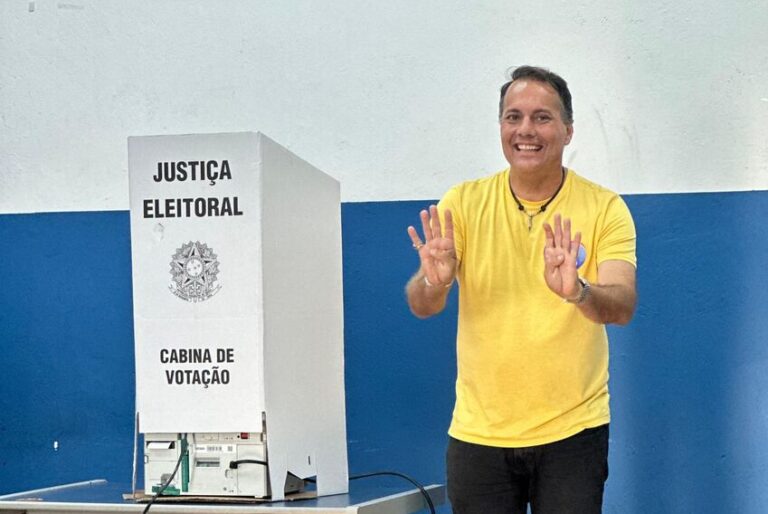 Atila Jacomussi vota ao lado da esposa em Mauá