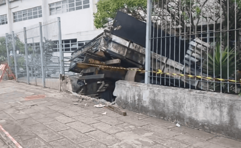 invasão de caminhão em prédio de INSS