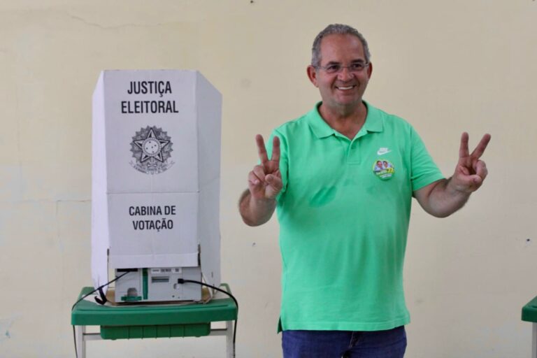 Luiz Zacarias vota e fala da importância do voto