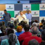 Prefeito Orlando Morando entrega escrituras do loteamento Jardim Uiriçaba