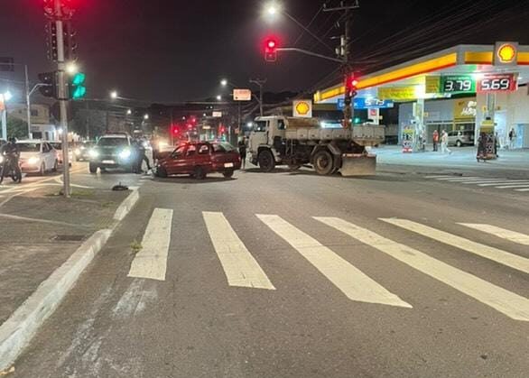 São Bernardo registra acidente entre carro e caminhão na avenida Luiz Pequini