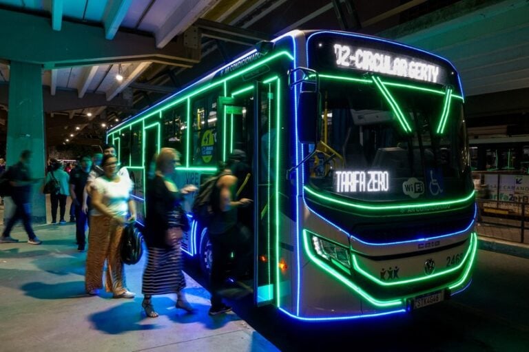 Natal chega mais cedo em São Caetano com ônibus decorados com 3 mil lâmpadas