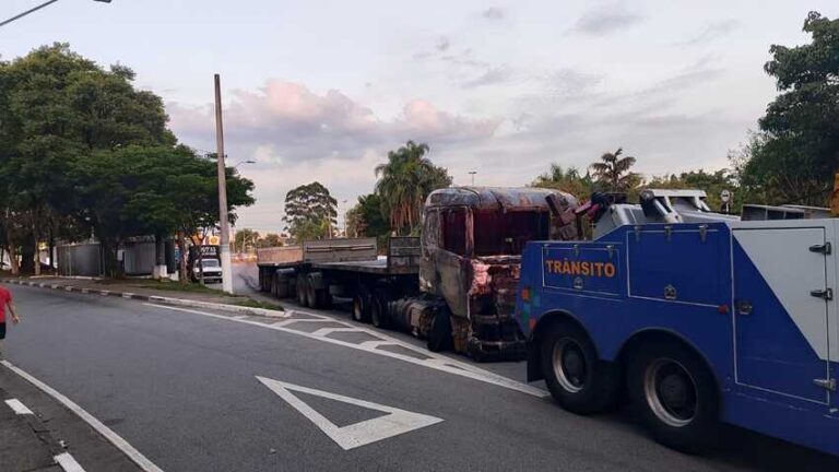caminhão queimado em Diadema