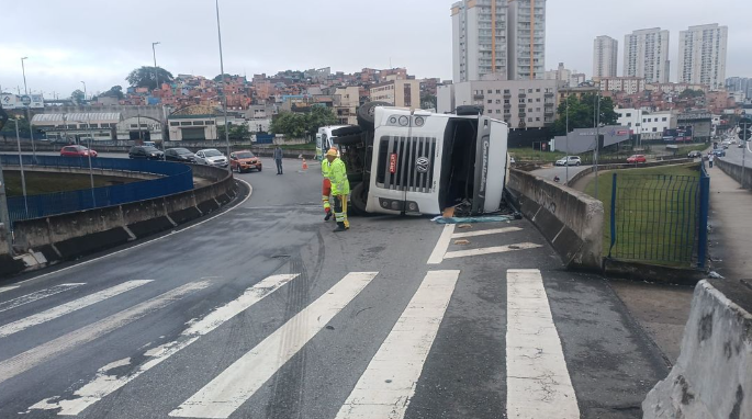 caminhão tombado