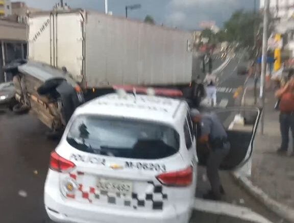 acidente de caminhão com carro