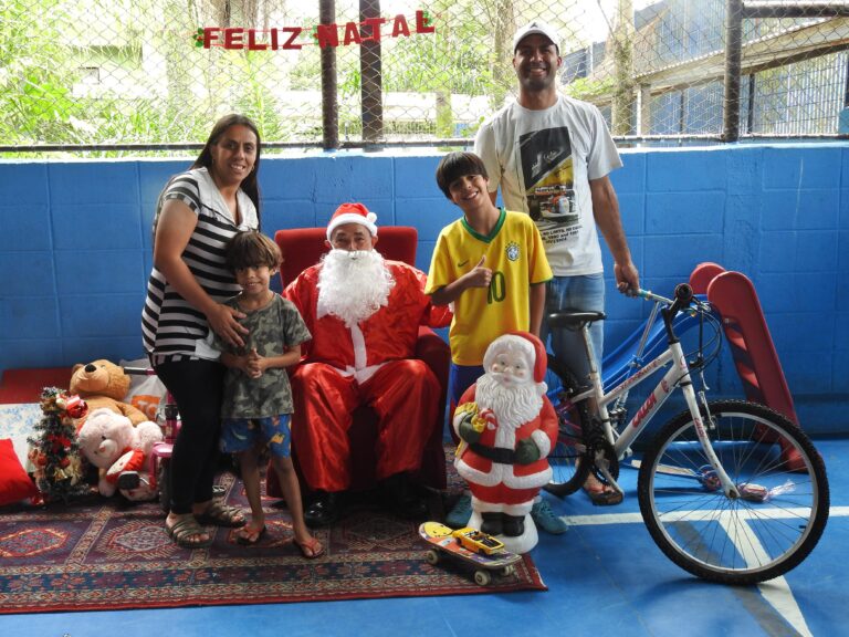 Semasa entrega cerca de 800 brinquedos e roupas durante Breshopping Sustentável e Gincana Ecológica