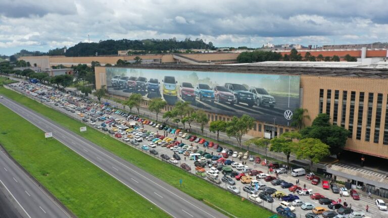 Encontro de carros clássicos no Pátio da Volks atrai 10 mil pessoas