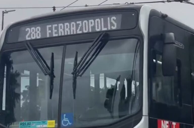 Ônibus Natalino da linha 288 decepciona passageiros sem decoração