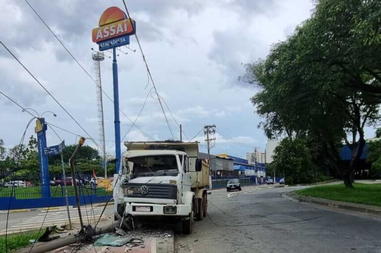 Caminhão colide com poste próximo ao Assaí Atacadista em Santo André