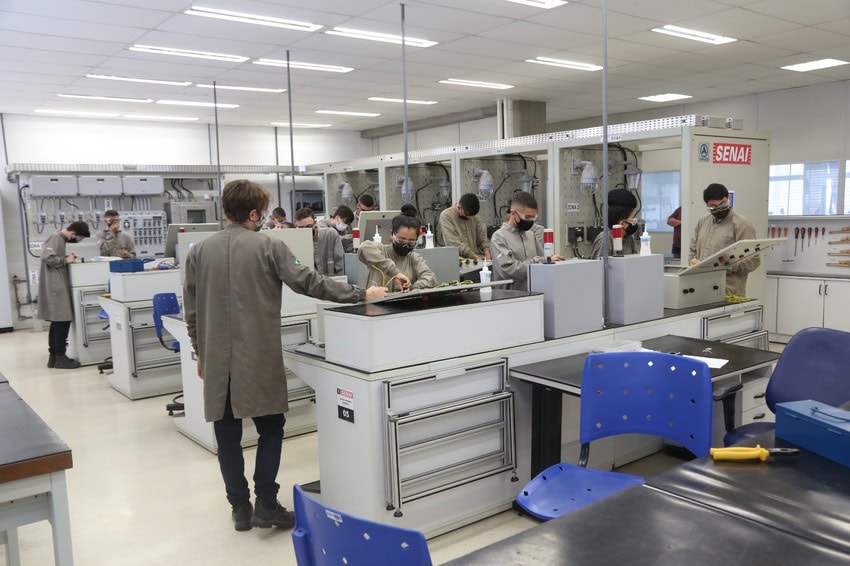estudantes em cursos técnicos