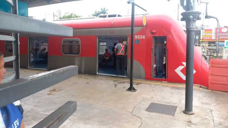 trem da CPTM parado