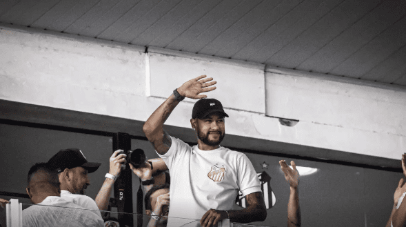 Atacante Neymar anuncia retorno ao Santos