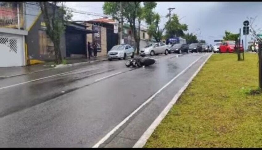 Motocicleta envolvida em fio de alta tensão interrompe trânsito na Av. Luiz Pequini