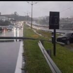 Carro atinge e derruba poste no Km 22 da Rodovia Anchieta