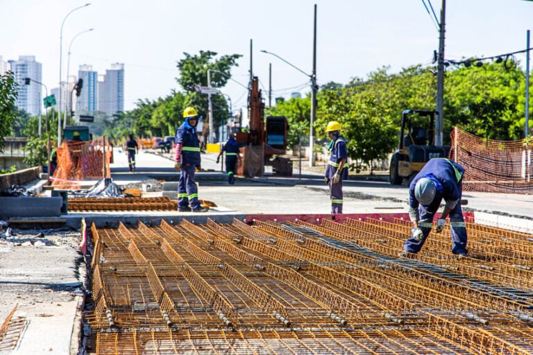 Prefeitura altera sentido da Av. Lauro Gomes para melhorar fluidez durante obras do BRT-ABC
