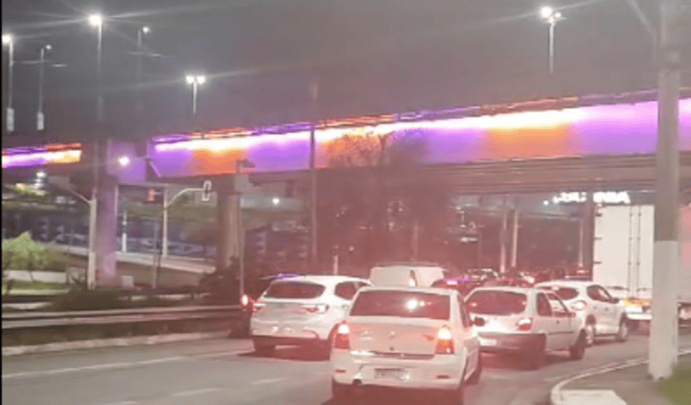 Viaduto Mamãe Clory recebe iluminação especial em São Bernardo