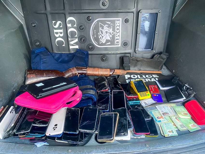 Romu de S.Bernardo apreende 100 celulares e cartões de banco em bar no Jd. Limpão