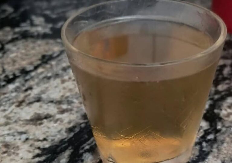 água com cor de barro