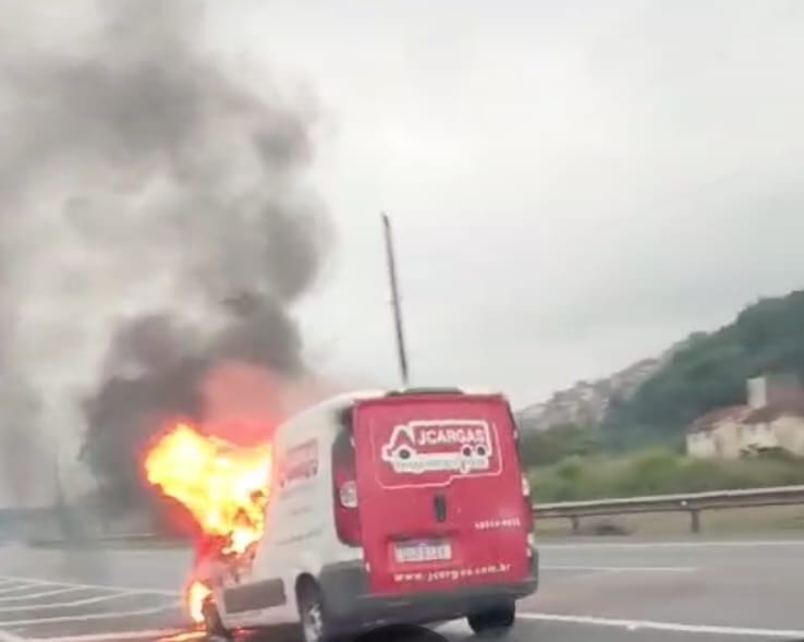 Furgão pega fogo no Km 26 da Anchieta, sentido São Paulo 