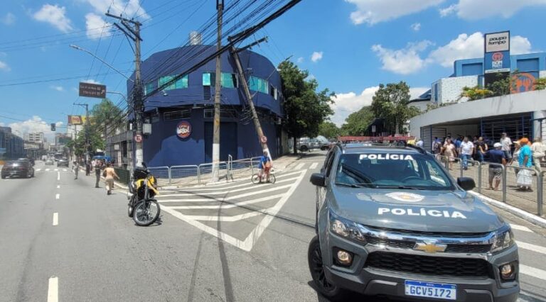 poste caído após colisão de viatura